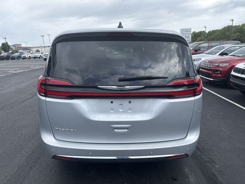 Used 2024 Chrysler Pacifica Touring-L FWD image 7