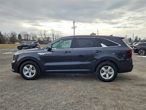 Certified 2025 Kia Sorento LX image 4