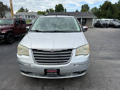 Used 2009 Chrysler Town & Country Limited w/ Entertainment Group #3 FWD image 3