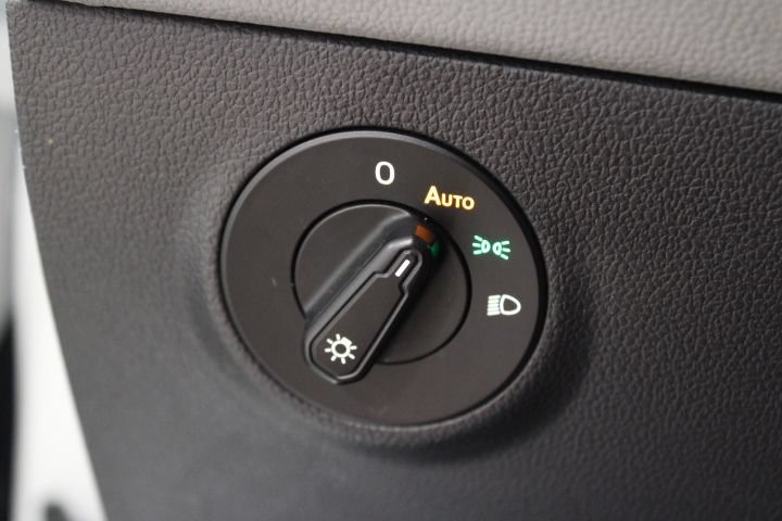 Used 2022 Volkswagen Taos SE w/ Panoramic Sunroof Package FWD image 40