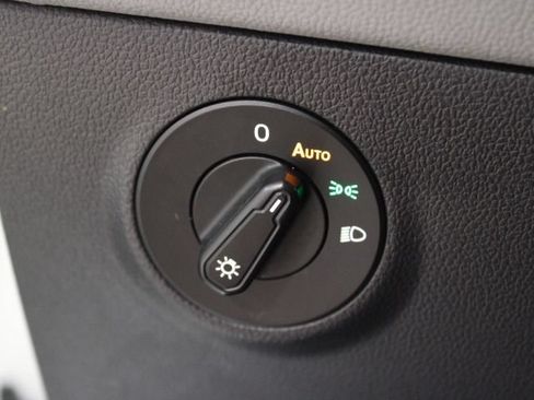 Used 2022 Volkswagen Taos SE w/ Panoramic Sunroof Package FWD image 40