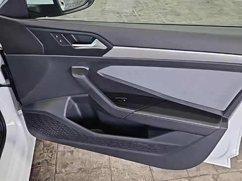 Used 2025 Volkswagen Jetta SE image 11