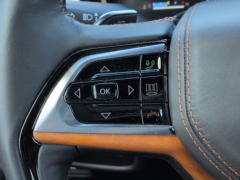 Used 2025 Jeep Grand Cherokee Summit AWD/4WD image 27