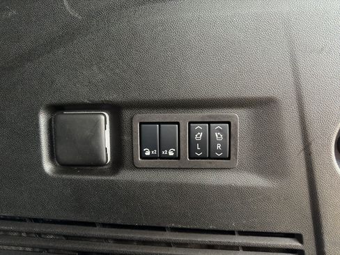 Used 2025 GMC Yukon XL AT4 AWD/4WD image 9
