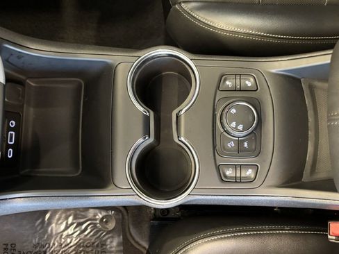 Used 2024 GMC Terrain SLT image 19