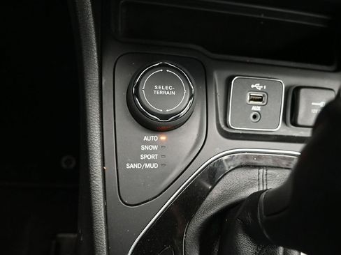 Used 2022 Jeep Cherokee Limited image 16