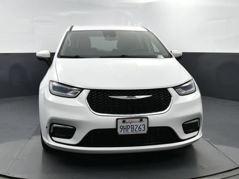 Used 2023 Chrysler Pacifica Touring-L FWD image 2