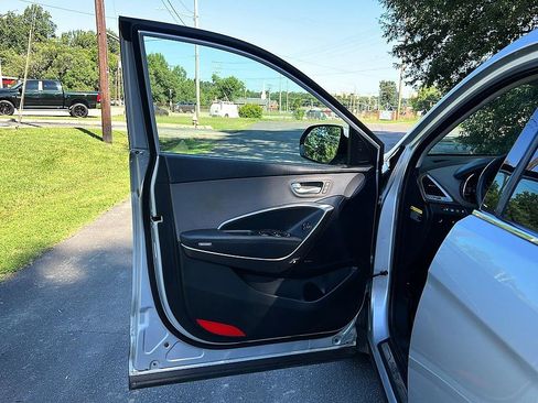 Used 2017 Hyundai Santa Fe FWD image 25