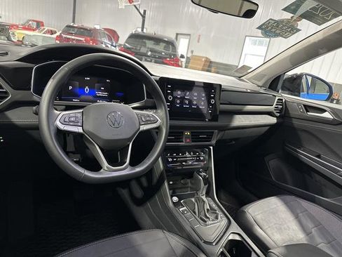 Certified 2025 Volkswagen Taos SE image 22