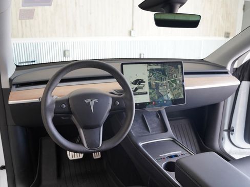 Used 2024 Tesla Model Y Performance AWD/4WD image 11