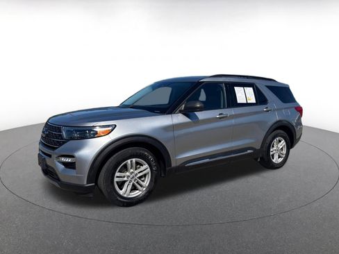 Used 2024 Ford Explorer XLT w/ Equipment Group 202A RWD image 4