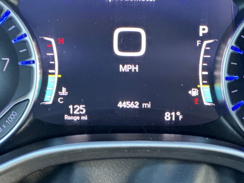 Used 2024 Chrysler Pacifica Touring-L FWD image 29