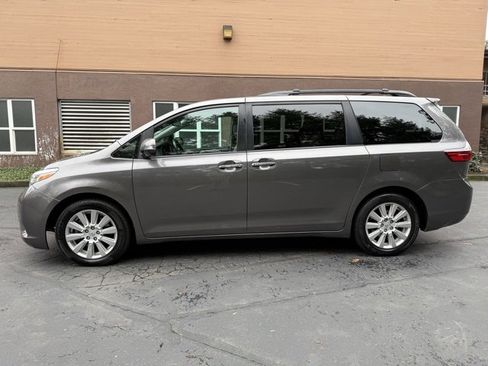 Used 2017 Toyota Sienna Limited image 5