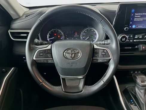 Used 2023 Toyota Highlander LE FWD image 18