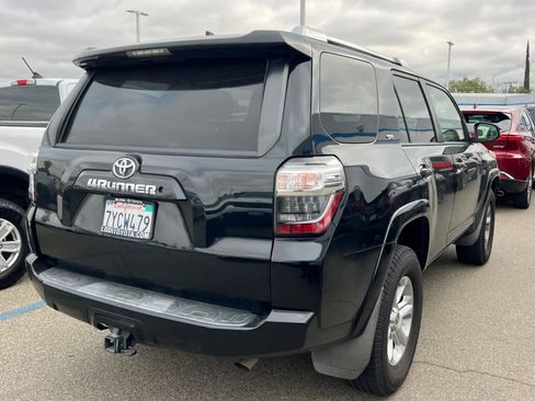 Used 2017 Toyota 4Runner SR5 AWD/4WD image 4