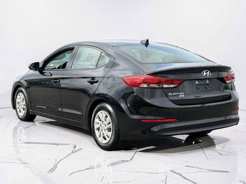Used 2018 Hyundai Elantra SE w/ SE Connectivity Package 04 FWD image 3