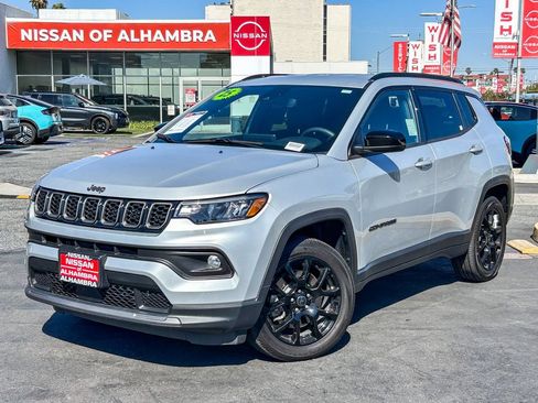 Used 2025 Jeep Compass Latitude w/ Altitude Special Edition AWD/4WD image 2