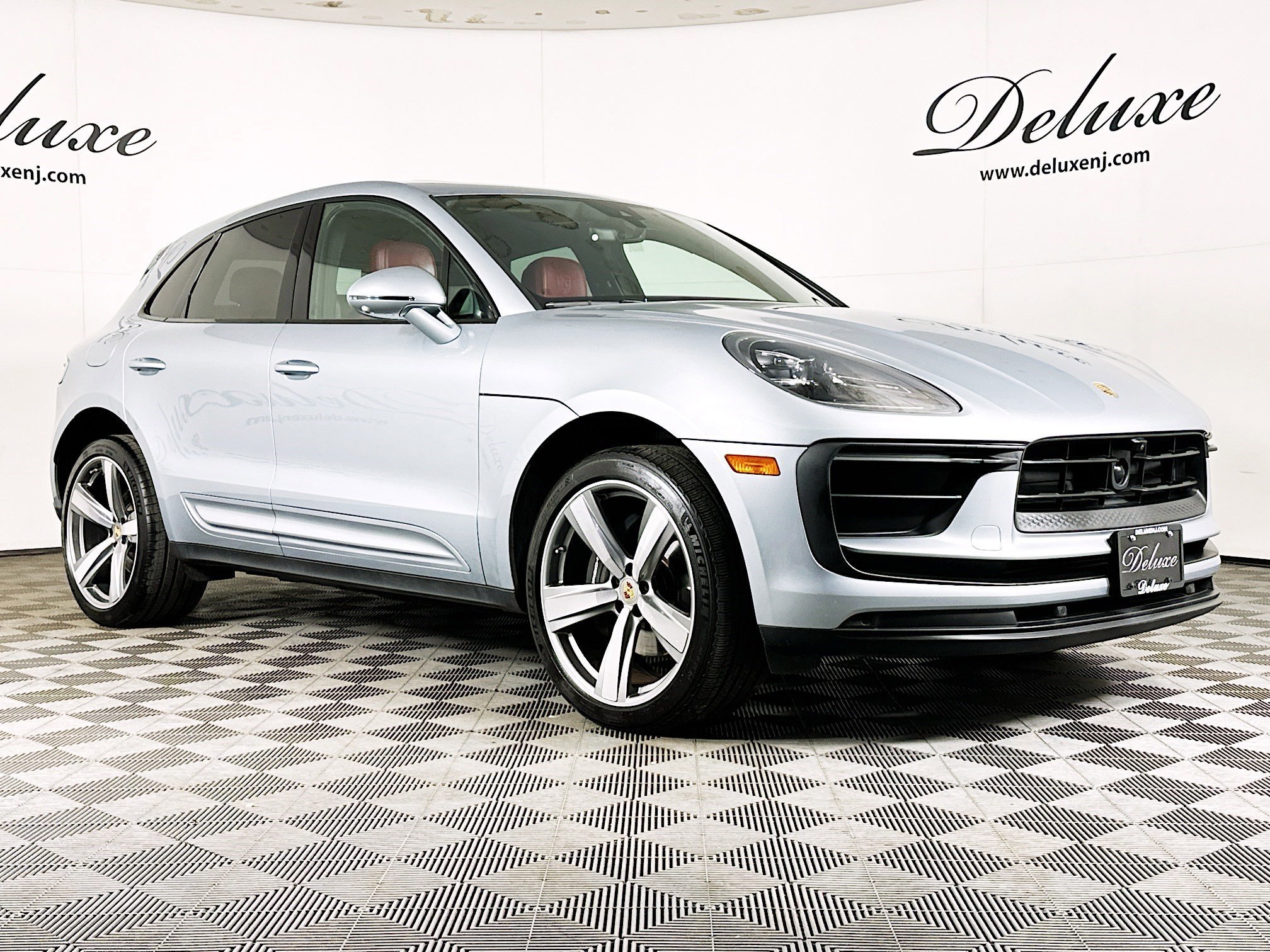 Used 2024 Porsche Macan AWD/4WD image 1
