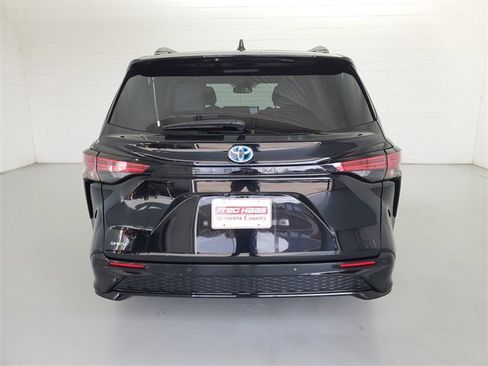 Used 2025 Toyota Sienna XSE image 6