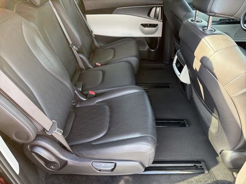 Used 2024 Kia Carnival LX FWD image 14