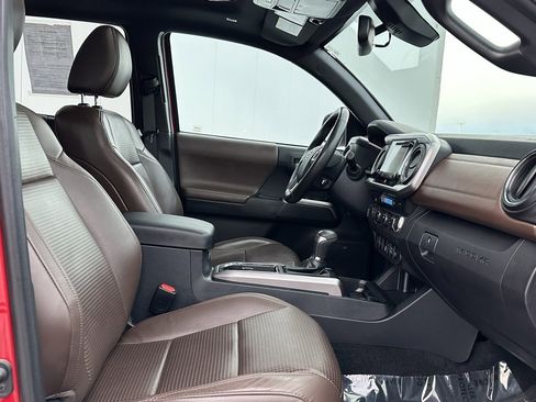 Used 2019 Toyota Tacoma Limited image 21