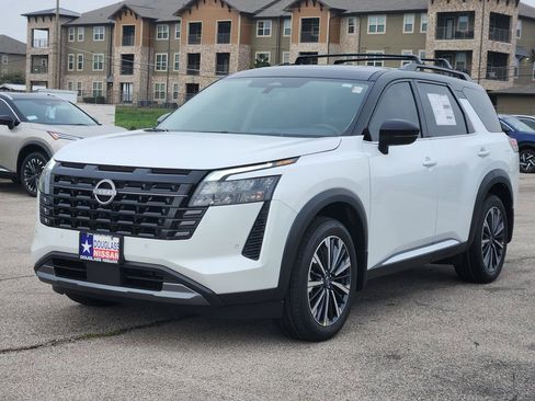 New 2026 Nissan Pathfinder Platinum image 2