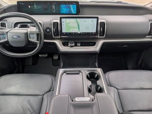Used 2025 Ford Expedition Platinum AWD/4WD image 24
