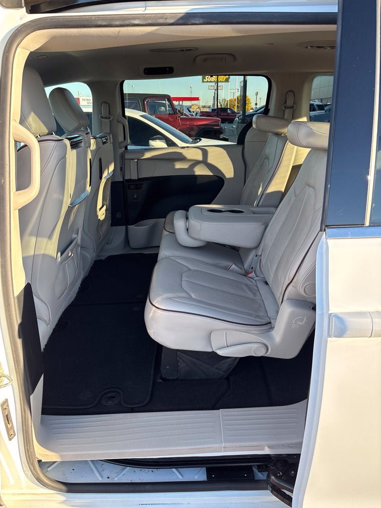 Used 2018 Chrysler Pacifica Limited FWD image 25