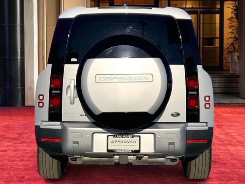 Used 2023 Land Rover Defender 130 SE image 4