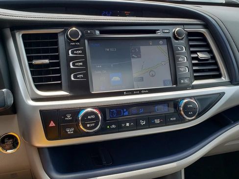 Used 2017 Toyota Highlander XLE AWD/4WD image 27