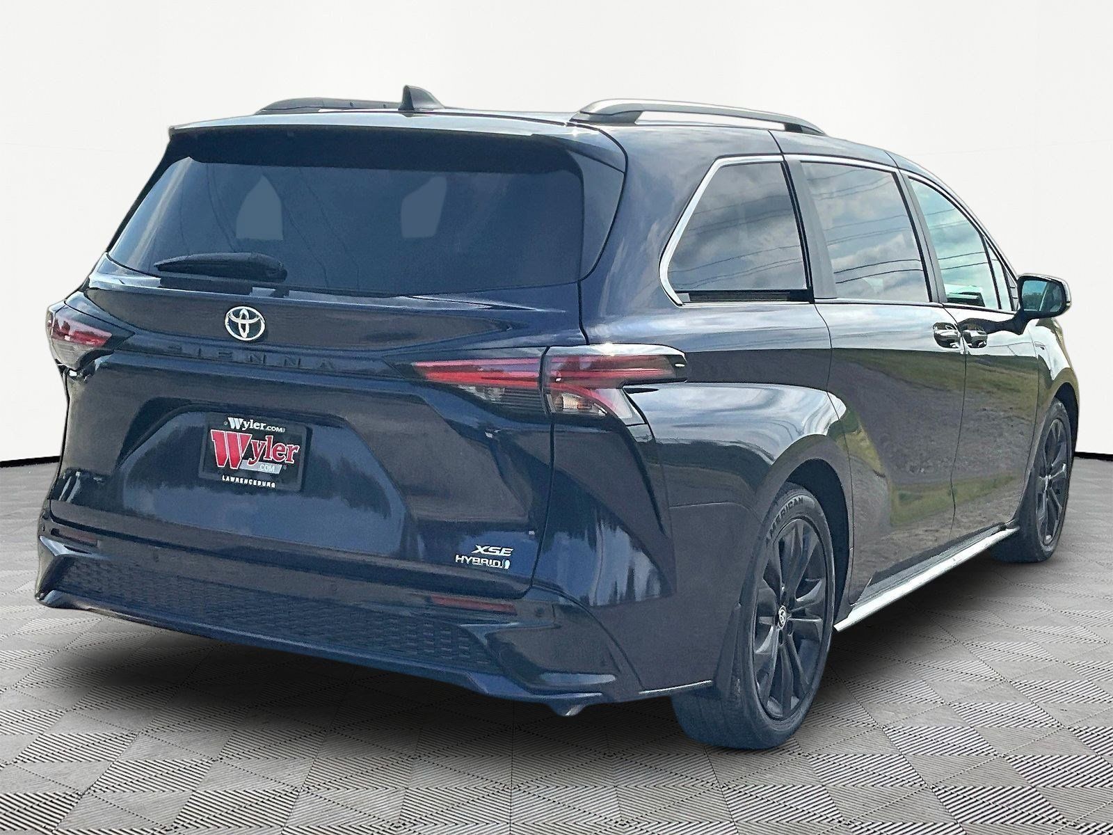 Used 2023 Toyota Sienna XSE FWD image 14