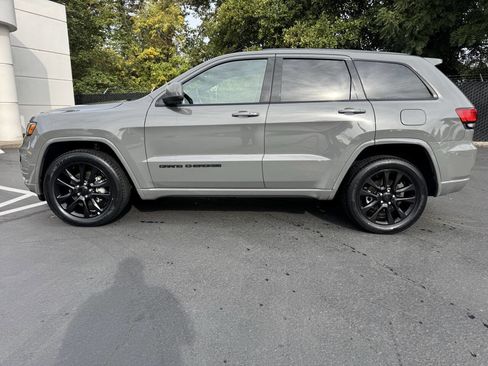 Used 2019 Jeep Grand Cherokee Altitude image 2
