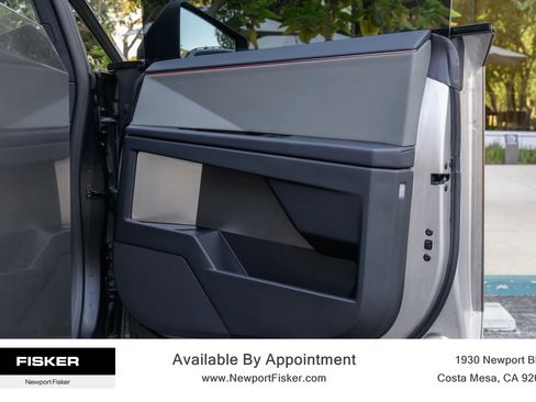 Used 2024 Tesla Cybertruck AWD Crew Cab image 32