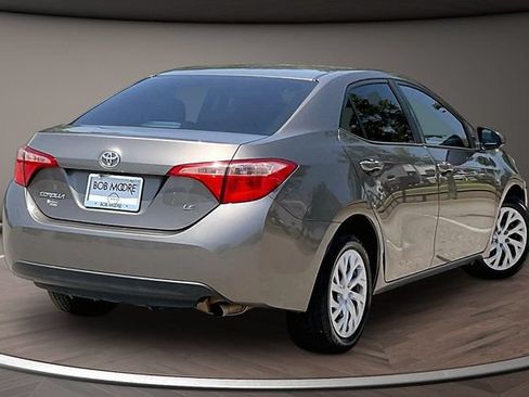 Used 2018 Toyota Corolla LE FWD image 2
