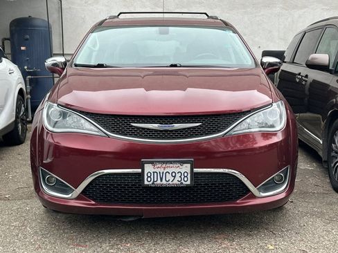 Used 2018 Chrysler Pacifica Limited FWD image 3