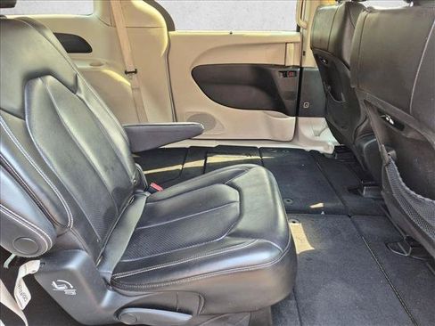 Used 2023 Chrysler Pacifica Touring-L FWD image 20