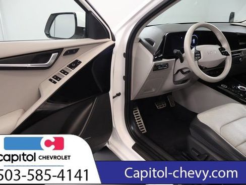 Used 2024 Kia Niro Wave w/ Wave Preserve Package FWD image 9