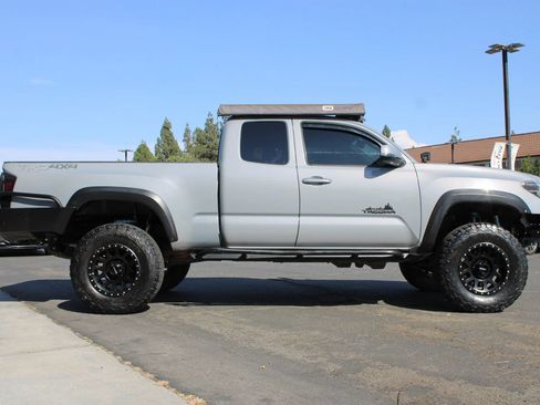 Used 2018 Toyota Tacoma TRD Off-Road w/ Technology Package AWD/4WD image 40