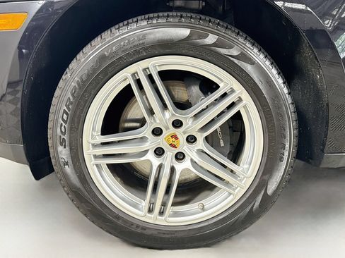 Certified 2021 Porsche Macan AWD/4WD image 29