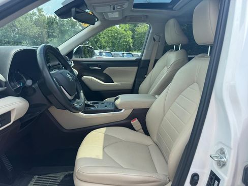 Used 2022 Toyota Highlander XLE FWD image 19