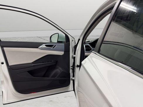 New 2026 Volkswagen Taos SE AWD/4WD image 14