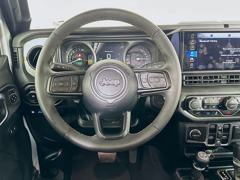 Used 2024 Jeep Wrangler Unlimited w/ Convenience Group AWD/4WD image 17