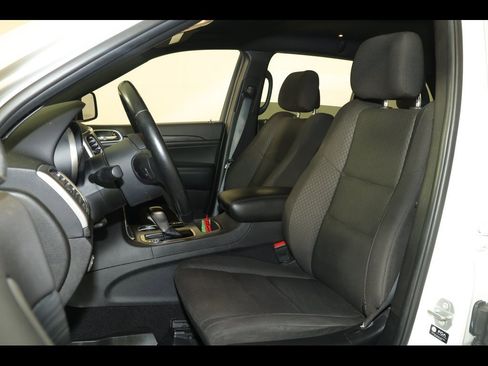 Used 2021 Jeep Grand Cherokee Laredo image 3