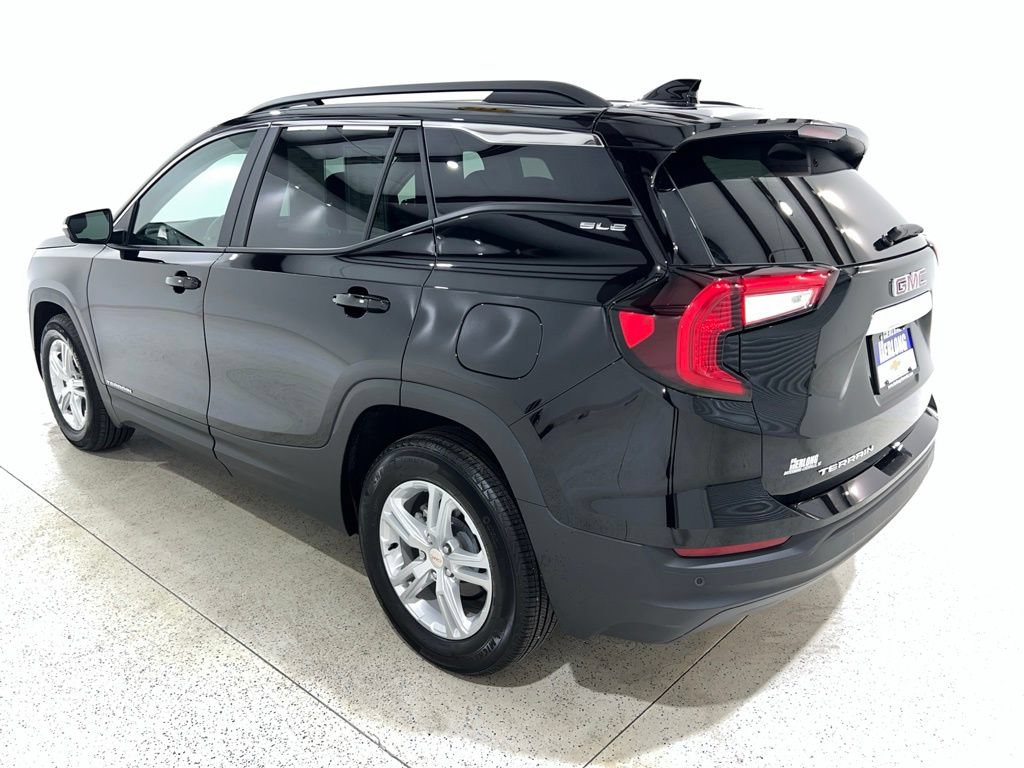 Used 2024 GMC Terrain SLE w/ Driver Convenience Package FWD image 3