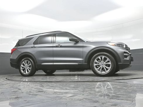 Used 2022 Ford Explorer XLT w/ Equipment Group 202A AWD/4WD image 26