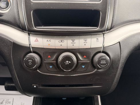 Used 2019 Dodge Journey SE FWD image 8