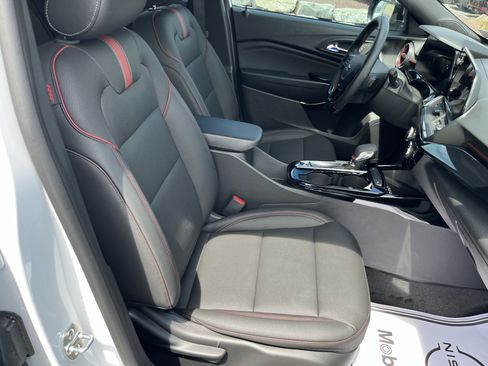 Used 2026 Chevrolet Trax RS w/ Sunroof Package FWD image 3