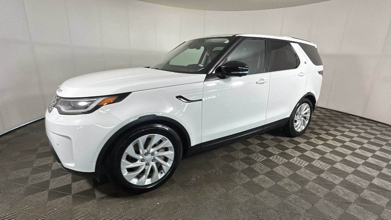 Used 2024 Land Rover Discovery S AWD/4WD image 6