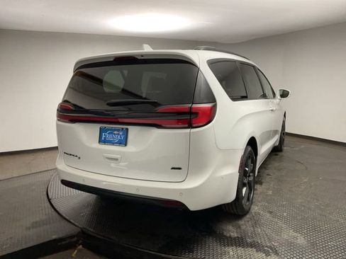 Used 2022 Chrysler Pacifica Touring-L w/ Uconnect Theater Family Group image 7