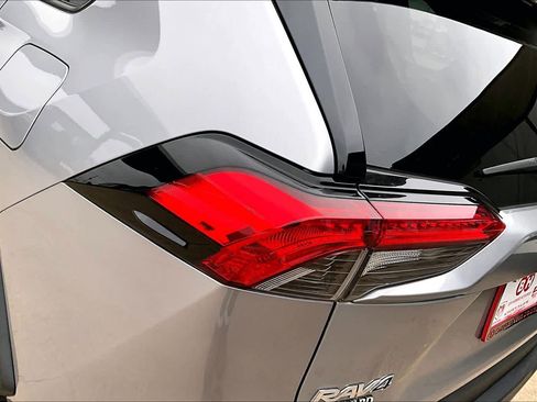 Used 2020 Toyota RAV4 XLE image 28